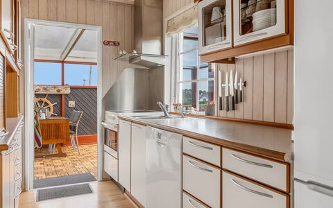 Teja - 100M from the Sea: Hout, Flooring, Keuken, Interieur Ontwerp, Verdieping, Major Appliance, Countertop, Beits, Houten Vloer, Cabinetry