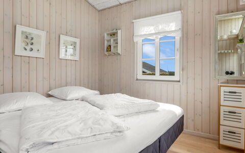 Teja - 100M from the Sea: Hout, Slaapkamer, Bed, Verdieping, Interieur Ontwerp, Huis, Bedding, Laken, Flooring, Bed Frame