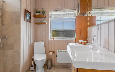 Teja - 100M from the Sea: Loodgieterswerkinrichting, Flooring, Interieur Ontwerp, Hout, Verdieping, Plafond, Badkamer, Wastafel, Wastafel In De Badkamer, Kraan