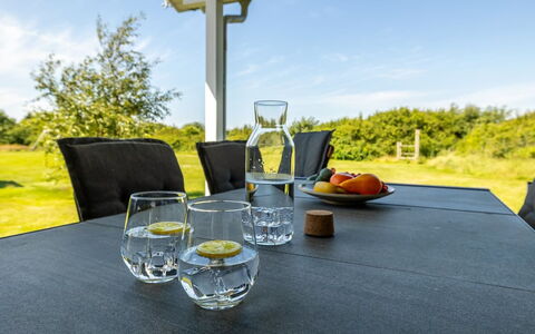 Ernesta - from the Sea: Gras, Grasland, Land Lot, Verblijf, Landelijk Gebied, Weide, Garden Gebouwen, Tuin, Schuur