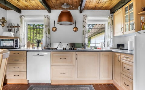 Hoat - 1.7Km from the Sea: Keuken, Countertop, Cabinetry, Toestel Van De Keuken, Meubilair, Interieur Ontwerp, Hout, Major Appliance, Flooring, Lade
