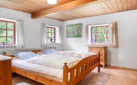 Hoat - 1.7Km from the Sea: Slaapkamer, Bed, Hout, Interieur Ontwerp, Meubilair, Laken, Bedding, Verdieping, Bed Frame, Huis