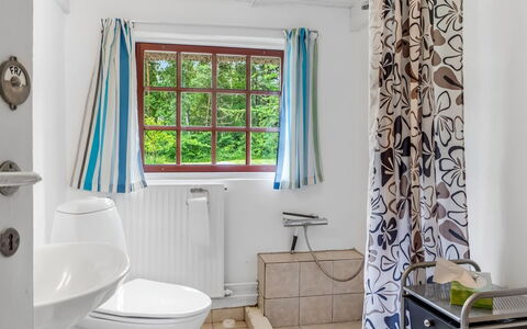 Hoat - 1.7Km from the Sea: Loodgieterswerkinrichting, Interieur Ontwerp, Badkamer, Flooring, Loodgieter, Gordijn, Verdieping, Bad, Kraan, Wastafel In De Badkamer