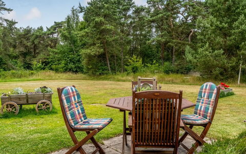 Hoat - 1.7Km from the Sea: Meubilair, Buitenmeubels, Hout, Stoel, Buitentafel, Tuin, Klapstoel, Gazon, Backyard, Patio