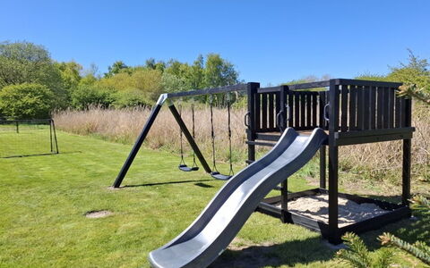 Apelone - 900M from the Sea: Verblijf, Backyard, Werf, Garden Gebouwen, Schuur, Siding, Buitenmeubels, Blokhut, Outdoor Structuur, Keet