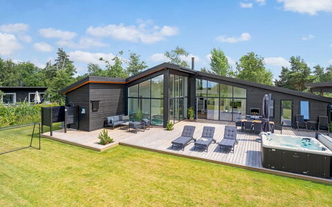 Apelone - 900M from the Sea: Verblijf, Backyard, Werf, Garden Gebouwen, Schuur, Siding, Buitenmeubels, Blokhut, Outdoor Structuur, Keet