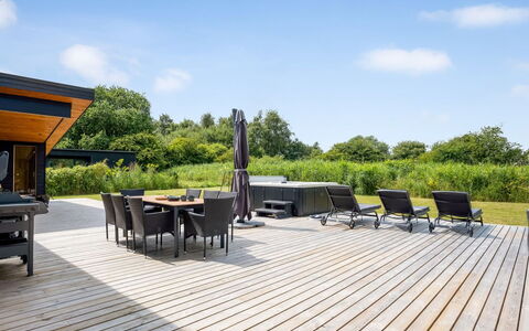 Apelone - 900M from the Sea: Verblijf, Backyard, Werf, Garden Gebouwen, Schuur, Siding, Buitenmeubels, Blokhut, Outdoor Structuur, Keet