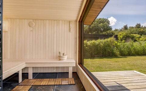 Apelone - 900M from the Sea: Verblijf, Backyard, Werf, Garden Gebouwen, Schuur, Siding, Buitenmeubels, Blokhut, Outdoor Structuur, Keet