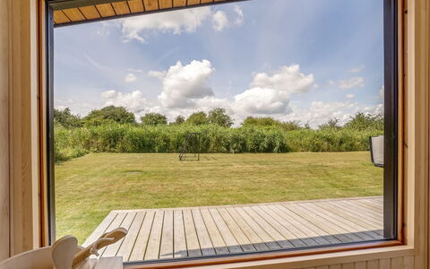 Apelone - 900M from the Sea: Verblijf, Backyard, Werf, Garden Gebouwen, Schuur, Siding, Buitenmeubels, Blokhut, Outdoor Structuur, Keet