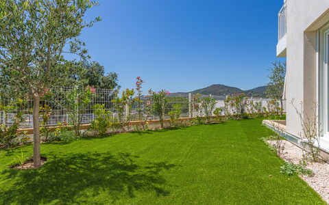 Le Lavandou 450: Tuin, Groundcover, Landscaping, Gazon, Schaduw, Werf, Eco Hotel, Backyard, Villa