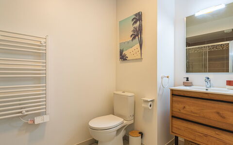 Le Lavandou 450: Wc Bril, Flooring, Interieur Ontwerp, Loodgieterswerkinrichting, Toilet, Verdieping, Wastafel In De Badkamer, Badkamer, Wastafel, Plafond