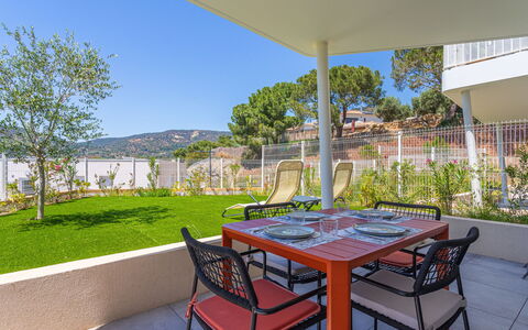Le Lavandou 450: Meubilair, Stoel, Buitenmeubels, Schaduw, Appartement, Balkon, Toevlucht, Eco Hotel, Buitentafel, Keuken En Eettafel