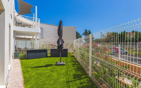 Le Lavandou 450: Tuin, Hek, Gazon, Landscaping, Kunstgras, Werf, Schaduw, Home Schermen, Backyard, Binnenplaats