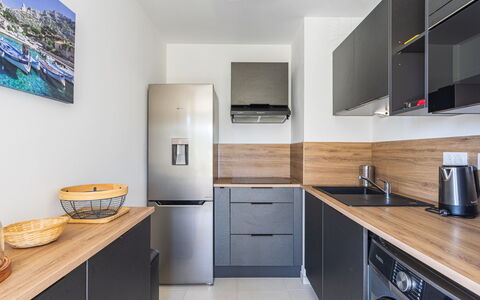 Le Lavandou 450: Countertop, Keuken, Interieur Ontwerp, Major Appliance, Cabinetry, Meubilair, Toestel Van De Keuken, Flooring, Hout, Huishoudapparatuur