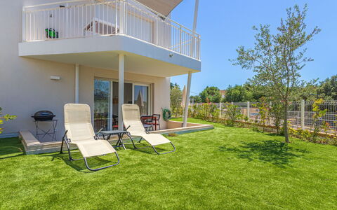 Le Lavandou 450: Gras, Tuin, Land Lot, Gazon, Schaduw, Landscaping, Werf, Backyard, Kunstgras