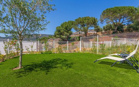 Le Lavandou 450: Gras, Groen, Tuin, Land Lot, Gazon, Groundcover, Landscaping, Backyard, Schaduw, Werf