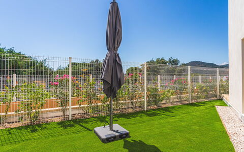 Le Lavandou 450: Gras, Tuin, Schaduw, Gazon, Kunstgras, Landscaping, Werf, Backyard, Hek, Home Schermen