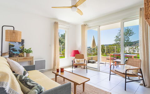 Le Lavandou 450: Meubilair, Flooring, Stoel, Interieur Ontwerp, Tafel, Verdieping, Keuken En Eettafel, Plafond, Appartement, Woonkamer