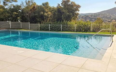 Le Lavandou 450: Zwembad, Blauw, Water, Samengesteld Materiaal, Schaduw, Toevlucht, Tegel, Waterpartij, Landscaping, Tuin