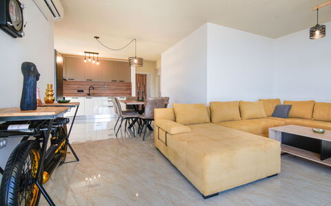 Opatija Pobri 137: Appartement, Stad, Buurt, Condominium, Woongebied, Grootstedelijk Gebied, Stedelijk Ontwerp, Menselijke Nederzetting, Balkon, Gemengd Gebruik