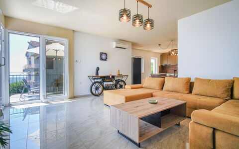 Opatija Pobri 137: Appartement, Stad, Buurt, Condominium, Woongebied, Grootstedelijk Gebied, Stedelijk Ontwerp, Menselijke Nederzetting, Balkon, Gemengd Gebruik