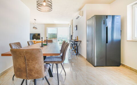 Opatija Pobri 137: Appartement, Stad, Buurt, Condominium, Woongebied, Grootstedelijk Gebied, Stedelijk Ontwerp, Menselijke Nederzetting, Balkon, Gemengd Gebruik