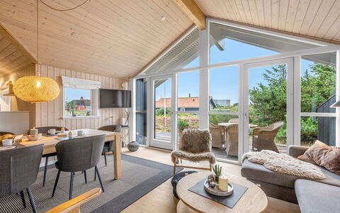 Effie - 500M from the Sea: Hout, Huis, Verblijf, Deur, Siding, Landgoed, Hardwood, Beits, Plank, Veranda