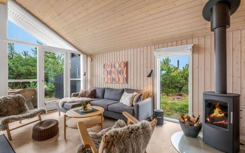 Effie - 500M from the Sea: Hout, Flooring, Verdieping, Interieur Ontwerp, Plafond, Meubilair, Huis, Woonkamer, Houten Vloer, Hardwood