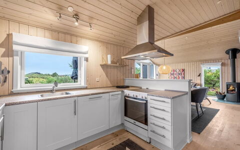 Effie - 500M from the Sea: Flooring, Hout, Keuken, Verdieping, Plafond, Interieur Ontwerp, Countertop, Toestel Van De Keuken, Houten Vloer, Major Appliance