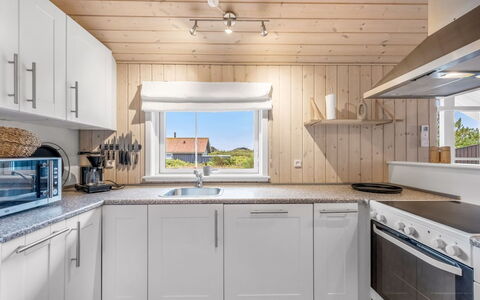 Effie - 500M from the Sea: Hout, Flooring, Verdieping, Keuken, Interieur Ontwerp, Plafond, Countertop, Huis, Cabinetry, Toestel Van De Keuken