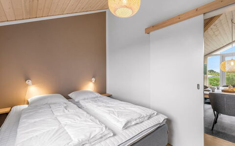 Effie - 500M from the Sea: Hout, Plafond, Interieur Ontwerp, Bed, Slaapkamer, Bed Frame, Bedding, Laken, Kamer, Linens