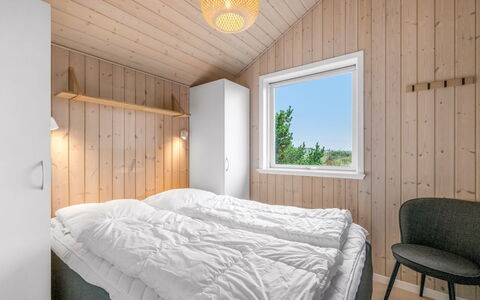 Effie - 500M from the Sea: Hout, Slaapkamer, Huis, Bed, Plafond, Bedding, Hardwood, Bed Frame, Beits, Plank
