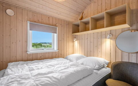 Effie - 500M from the Sea: Hout, Slaapkamer, Bed, Bedding, Laken, Bed Frame, Hardwood, Plank, Beits, Ontwerp
