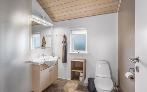 Effie - 500M from the Sea: Loodgieterswerkinrichting, Hout, Flooring, Verdieping, Wastafel, Plafond, Interieur Ontwerp, Badkamer, Loodgieter, Kraan