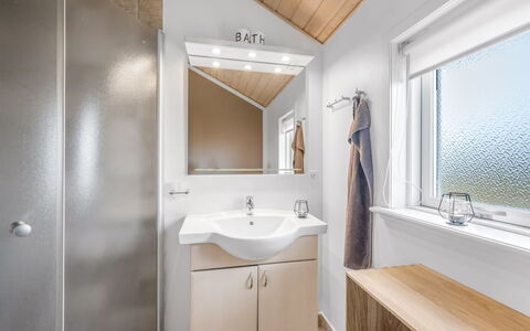 Effie - 500M from the Sea: Loodgieterswerkinrichting, Interieur Ontwerp, Flooring, Hout, Verdieping, Plafond, Wastafel In De Badkamer, Wastafel, Badkamer, Kraan