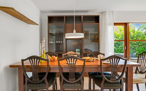 Ilmo - 1.9Km from the Sea: Meubilair, Interieur Ontwerp, Tafel, Hout, Eetkamer, Flooring, Stoel, Keuken En Eettafel, Lichte Inrichting, Plafond