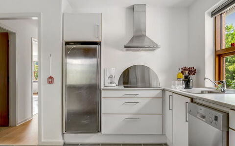 Ilmo - 1.9Km from the Sea: Toestel Van De Keuken, Keuken, Countertop, Major Appliance, Cabinetry, Flooring, Interieur Ontwerp, Huishoudapparatuur, Hout, Huis