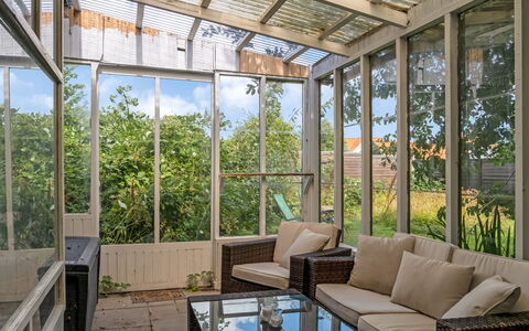 Ilmo - 1.9Km from the Sea: Hout, Meubilair, Interieur Ontwerp, Glas, Schaduw, Stoel, Eco Hotel, Veranda, Ijzer, Metaal