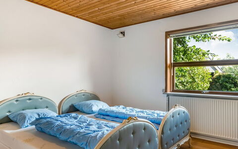 Ilmo - 1.9Km from the Sea: Interieur Ontwerp, Bed, Slaapkamer, Meubilair, Hout, Flooring, Laken, Bedding, Plafond, Verdieping