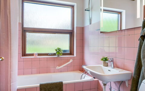 Ilmo - 1.9Km from the Sea: Loodgieterswerkinrichting, Badkamer, Loodgieter, Kraan, Interieur Ontwerp, Roze, Wastafel, Tegel, Wastafel In De Badkamer, Bad