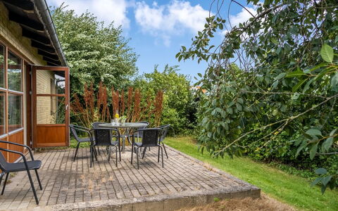 Ilmo - 1.9Km from the Sea: Struik, Tuin, Meubilair, Land Lot, Buitenmeubels, Schaduw, Groundcover, Backyard, Stoel