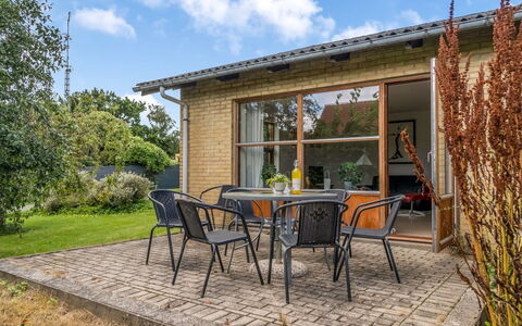 Ilmo - 1.9Km from the Sea: Meubilair, Stoel, Buitenmeubels, Tuin, Verblijf, Buitentafel, Fiets, Werf, Backyard