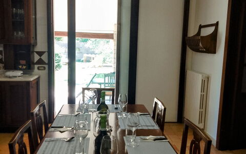 Villa Ginevra: Meubilair, Tafel, Hout, Interieur Ontwerp, Eetkamer, Flooring, Stoel, Keuken En Eettafel, Verlichting, Verdieping