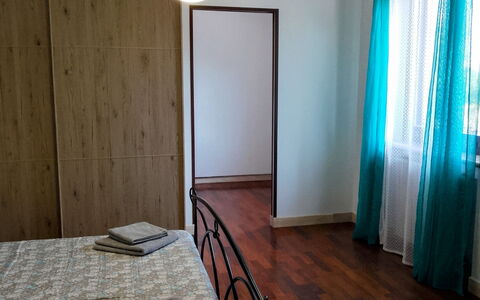 Villa Ginevra: Bed, Interieur Ontwerp, Slaapkamer, Meubilair, Verdieping, Flooring, Hout, Laken, Bedding, Kamer