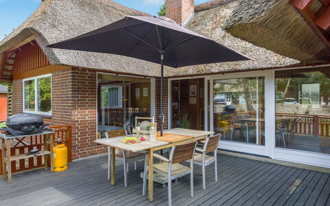 Menard - 1.2Km from the Sea: Dak, Huis, Huis, Verblijf, Deur, Siding, Dek, Veranda, Plank, Hardwood