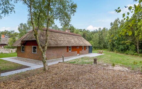 Menard - 1.2Km from the Sea: Dak, Huis, Huis, Verblijf, Deur, Siding, Dek, Veranda, Plank, Hardwood