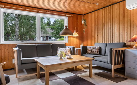 Menard - 1.2Km from the Sea: Dak, Huis, Huis, Verblijf, Deur, Siding, Dek, Veranda, Plank, Hardwood