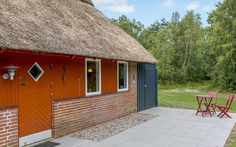 Menard - 1.2Km from the Sea: Dak, Huis, Huis, Verblijf, Deur, Siding, Dek, Veranda, Plank, Hardwood