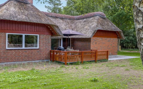 Menard - 1.2Km from the Sea: Dak, Huis, Huis, Verblijf, Deur, Siding, Dek, Veranda, Plank, Hardwood