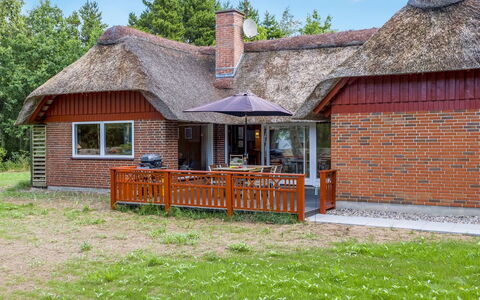 Menard - 1.2Km from the Sea: Dak, Huis, Huis, Verblijf, Deur, Siding, Dek, Veranda, Plank, Hardwood